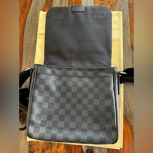 As new, District PM Damier graphite. Perfect condition as seen on the pictures. - Picture 9 of 11